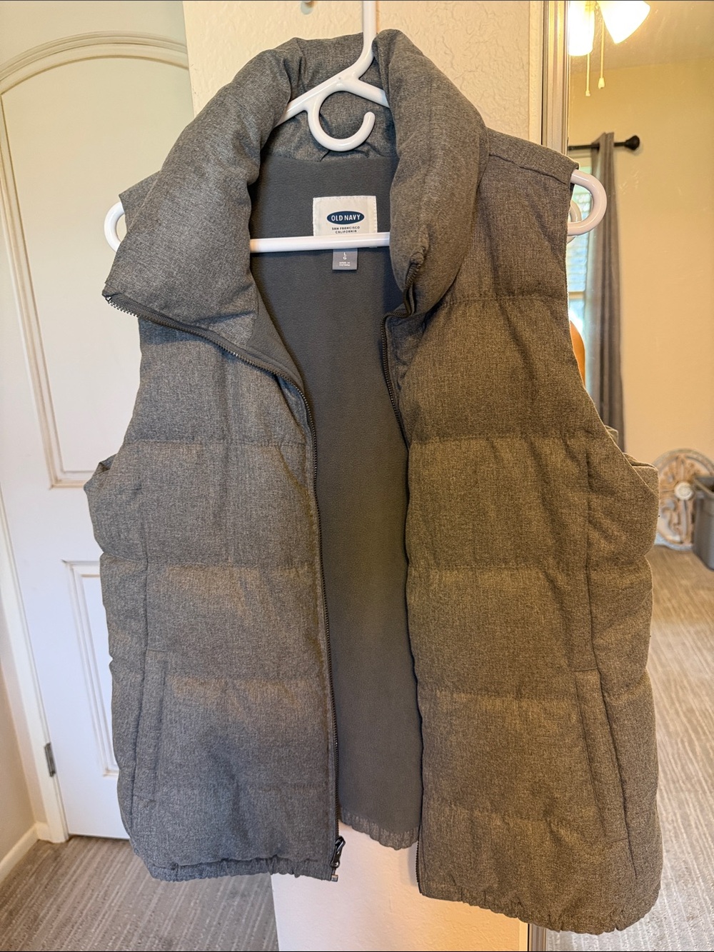 Old Navy women’s Heather Gray Quilted Puffer Vest